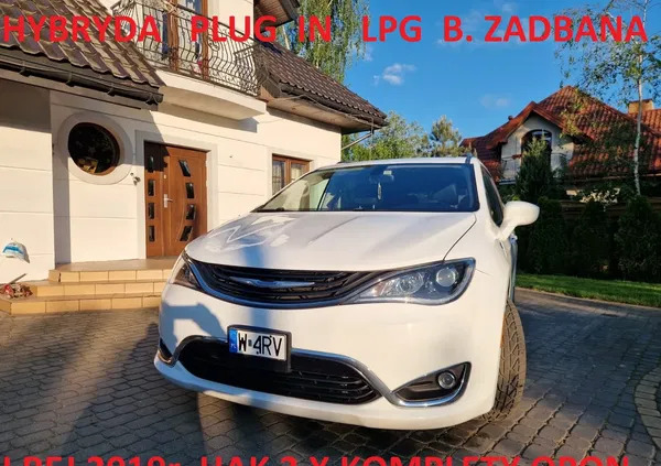 mazowieckie Chrysler Pacifica cena 114900 przebieg: 146000, rok produkcji 2018 z Otwock